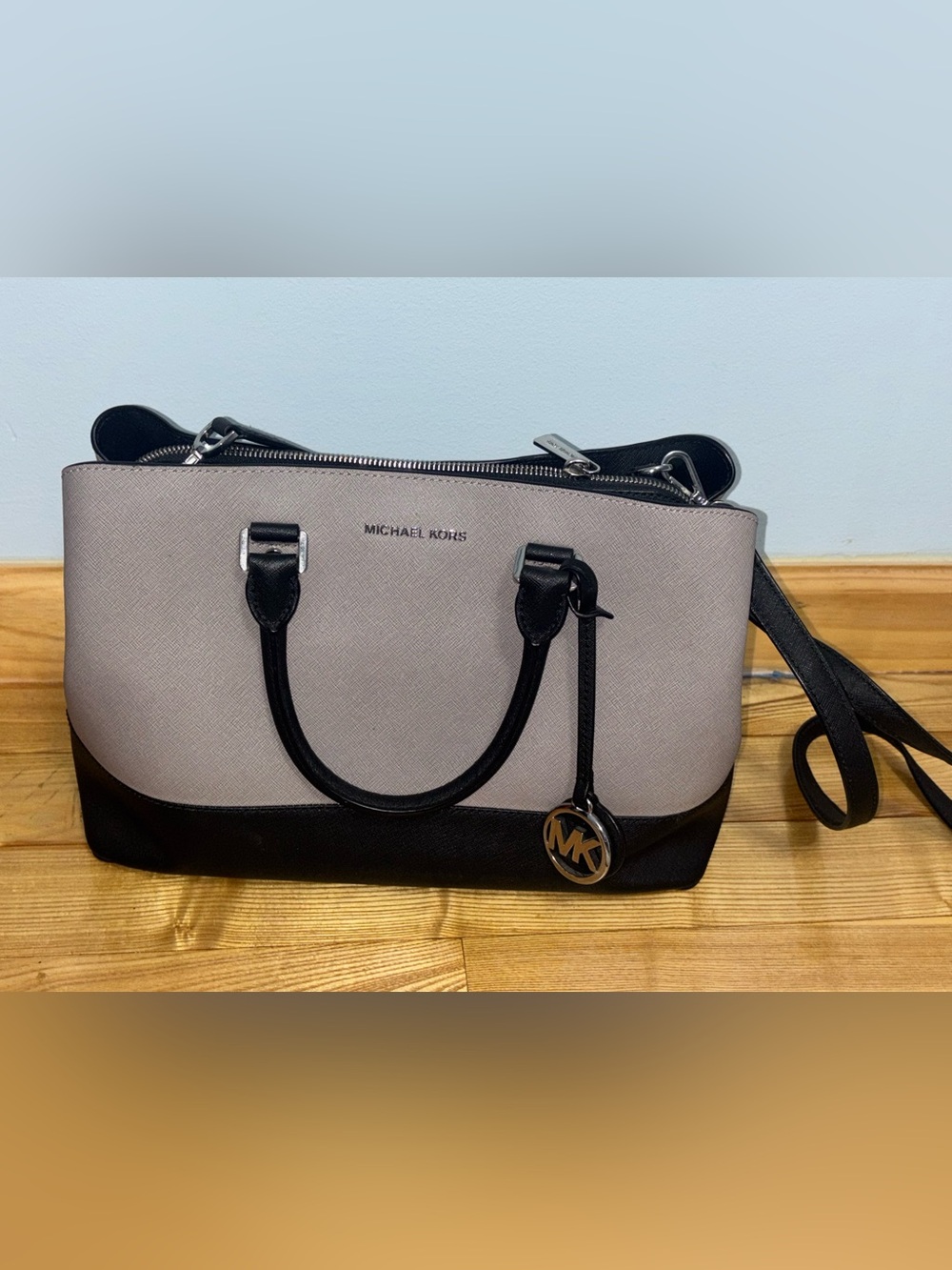 MICHAEL KORS Two-Tone Saffiano Satchel - Black & Light Gray